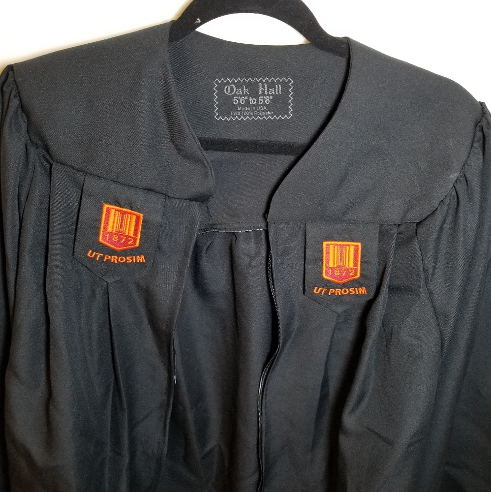 Virginia Tech graduation robe 5'6" to 5'8"